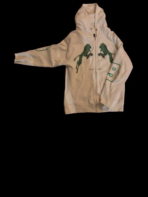 Bladee The Fool Zip Hoodie  -  u already know, priset kan diskuteras pga bild 2. Den e lite trasig  längst ut i ärmarna, inget som syns eller märks men…. 