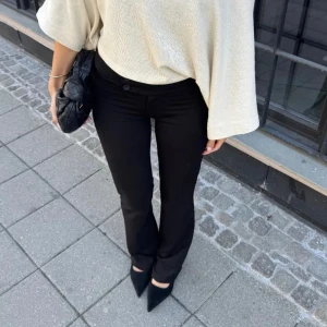 Svarta bootcut kostymbyxor - Säljer nu dessa kostymbyxor ifrån Nelly och det är absolut dom skönaste kostymbyxorna jag haft på mig dessutom är dem också supersnygga på men tyvärr växt ur dom, det är i strl xxs men det passar även en xs. Skicka meddelande om det är något du undrar över🤍