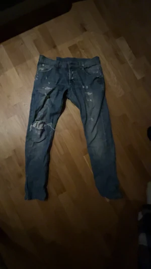 Dondup jeans - Säljer nu mina feta dondup jeans med slitningar. Använda ett fåtal gånger. Pris 459kr fast pris