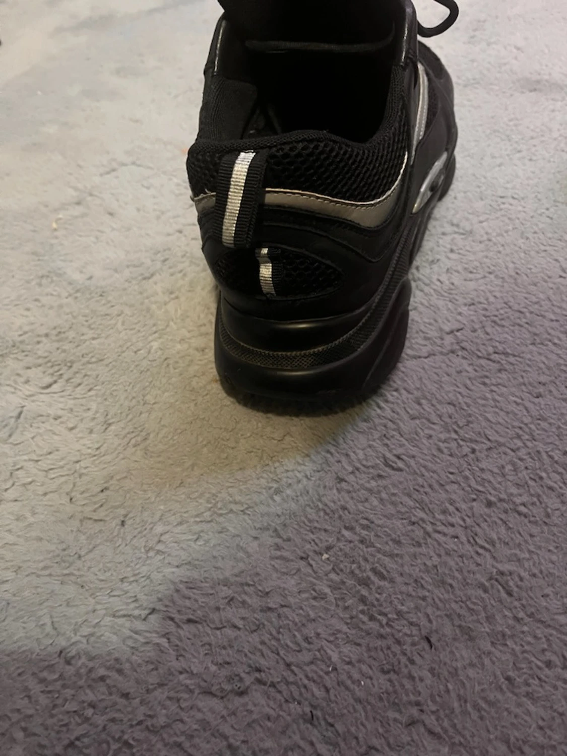 Svarta sneakers med reflexdetaljer - 2