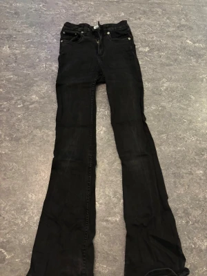Svarta bootcut jeans  - Svarta jeans med bootcut-ben. Jeansen har en snygg mörk tvätt och är tillverkade i slitstarkt denim. Passar dig som gillar en lite vidare siluett nedtill och vill ha en tidlös look.