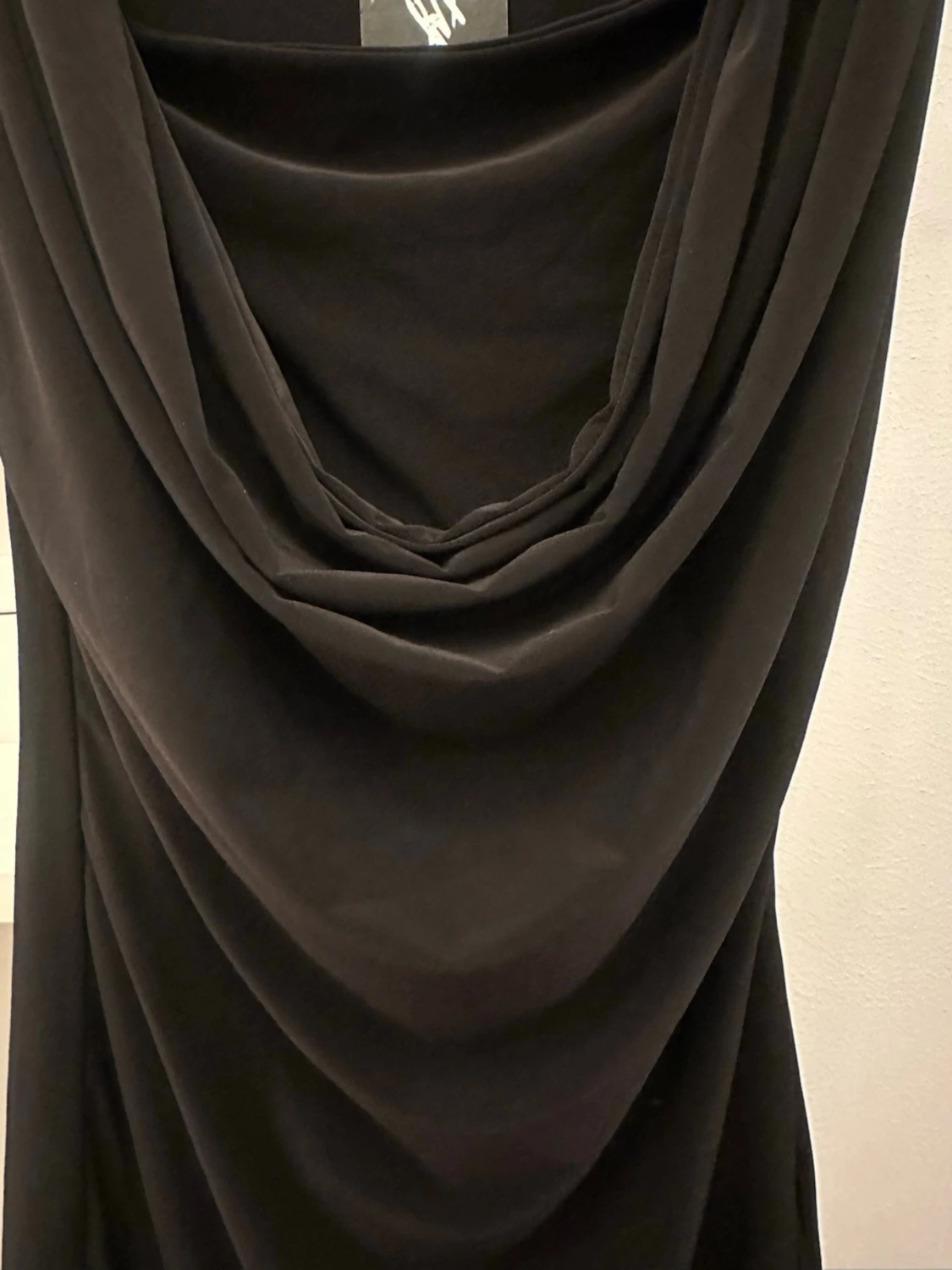 Svart draperad ärmlös klänning  - 1