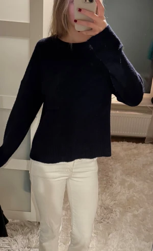 Mörkblå stickad tröja från Zara  - Säljer en mörkblå stickad tröja från Zara. Den har även en lite ficka på vänstra sidan och är i strl S💗