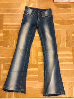 cheap monday jeans - superfina lågmidjade jeans från cheap monday, de är uppsprättade där nere💕💕