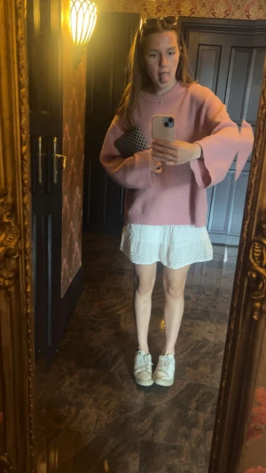 Rosa stickad tröja - Rosa stickad kofta från lager 157. Perfekt till både kjol samt jeans. Väldigt skön att ha på sig. Lite nopprig.