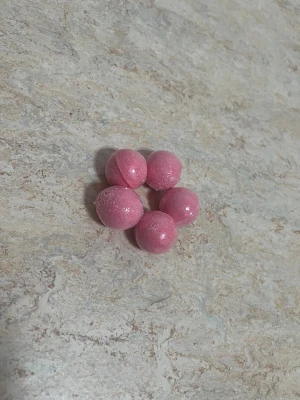 Rosa mini-bath bombs - 5 söta små rosa bath bombs som ger badet en härlig doft och ett fint skimmer. Perfekta för ett avkopplande SPA-stund hemma eller som en liten present.