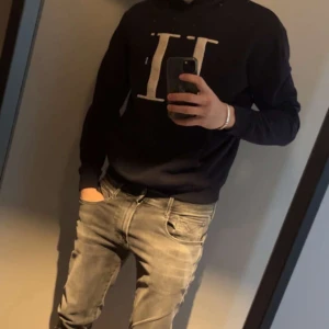 Les Deux - En stilren tröja från Les Deux. Passar perfekt för någon som är runt 175-185 cm lång och ca 70 kg mer eller mindre. Hör av er vid frågor