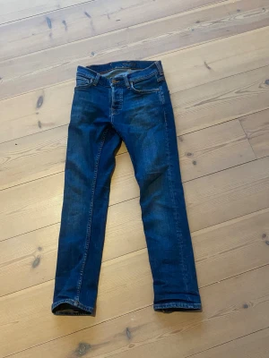Mörkblå jeans från Nudie Jeans W27 L28 -  Tja! Säljer dessa as snygga mörkblå jeans från Nudie Jeans ny pris 1200 kr om ni har några undringar är de bara att fråga 