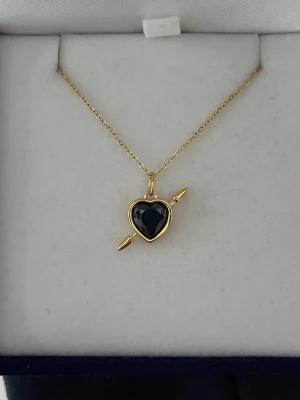 Maria Nilsdotter ”Rebel Love” inspirerat halsband - Aldrig använd, 18K guldpläterad och tillverkad i rostfritt stål. Kedjans längd 40+5 cm och nickelfri. Om du har fler frågor, tveka inte att höra av dig 🤗