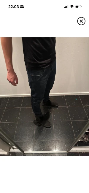 Jacob Cohen mörkblå jeans J620 - För korta för mig som är 187. Skulle säga att dem passar någon som är runt 180CM.                   (Modell J620)                                                        Dem är 95cm långa, ca 90 midja (omkretsen).  Säljer ett par mörkblå Jacob Cohen jeans med klassisk straight fit och kontrastsömmar. 