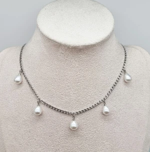 Stilfullt halsband  - Material-rostfritt stål med pärlor.  Kedjetjocklek-3mm 