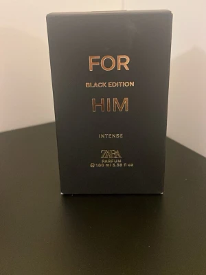 Zara For Him Black Edition - Zara For Him Black Edition Intense, 100 ml. Modern och stilren parfym för killar, tillverkad i Spanien. Perfekt för dig som vill sticka ut med en kraftfull doft och snygg design.