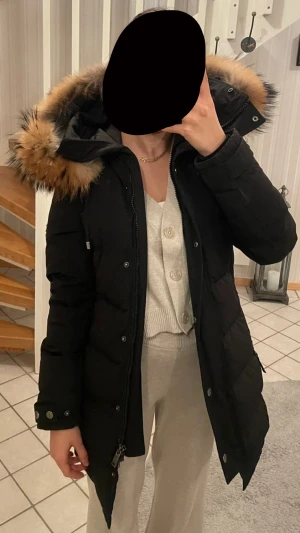 Vinterjacka - Säljer min fina vinterjacka som jag köpte ifrån johnells förra vintern. Jackan är i storlek 32 och använd en vinter. Pris går att diskuteras vid snabb och seriös affär.