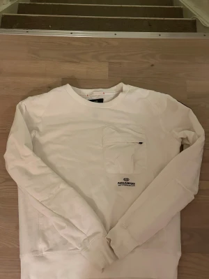 Parajumpers tröja  - Parajumper tröja med en ficka på brösten vit och stilren. Nypris 999kr. Skriv vid funderingar.