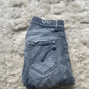 Dondup Jeans  - Dondup Jeans i färgen grå dem är i använt skick med hål, något som dock var en del av designen när jag köpte dem pågrund av konturnuelig användnig har dem även ett hål i rumpan något som ska sys därav det billiga priset hör av er vid bilder eller frågor👍
