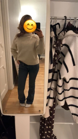 Beige stickad tröja ifrån HM - Säljer en beige polotröja i stickat material. Använd fåtal gånger. Skriv gärna ifall ni har någon fråga💕🤗