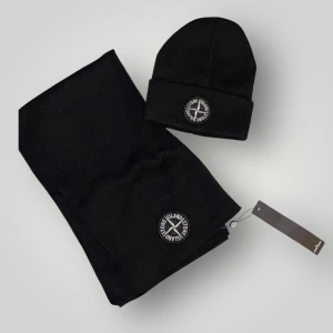 Stone Island Mössa&halsduk set - Helt ny. Fin replika med hög kvalité. Både Mössa&halsduk ingår. Pris: 799kr. Först till kvarn som gäller. Skickas inom 24h
