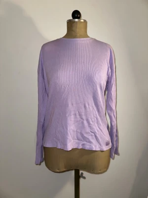 Ljuslila ribbat pyjamas-set - Säljer ett ljuslila pyjamas-set från cubus. Det är ribbat och tröjan har en enkel, avslappnad passform med rund hals. Materialet är mjuk bomull som känns skönt mot huden.