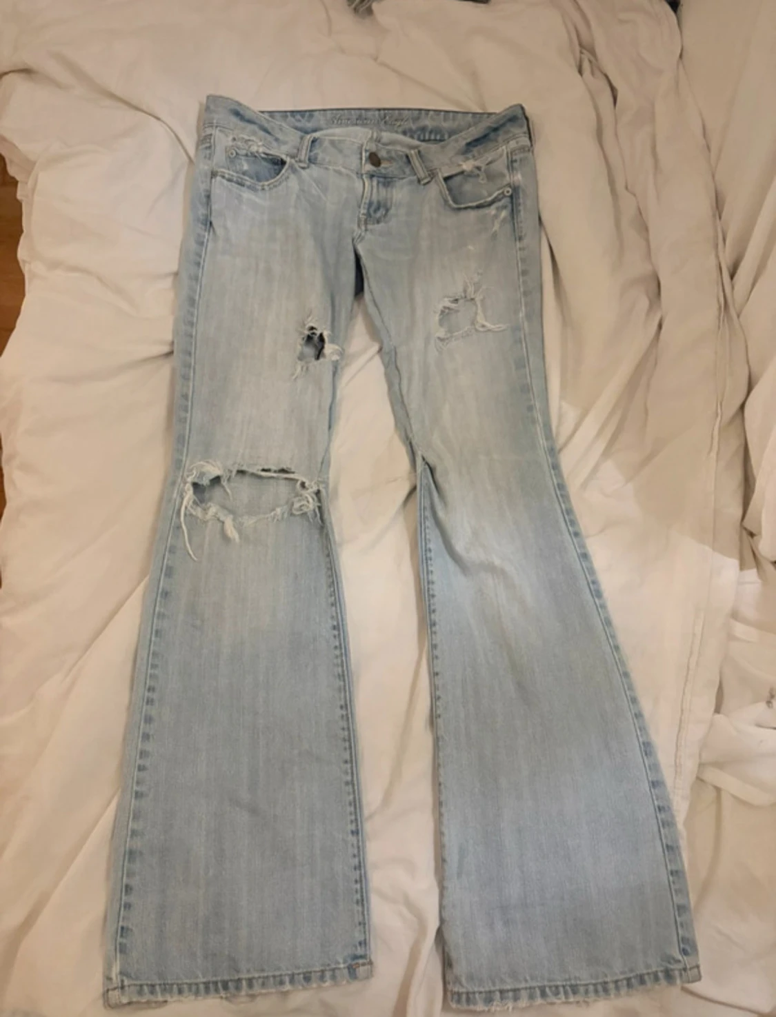 ljusblå lågmidjade jeans från American eagle
