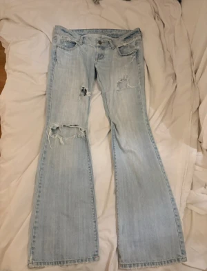 ljusblå lågmidjade jeans från American eagle -  Köpte de här på Vinted men säljer för att de är för stora. Tredje bilden visar vad förra ägaren skrev och jag har aldrig använt dem sen jag fick hem dem. Se till att läsa den och innerbensmått är 77 cm. 💕💕💕