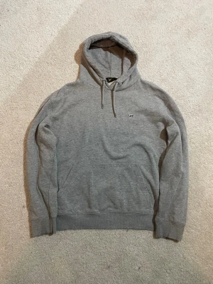 Lee Grå Hoodie | L men passar M - Snygg Lee Hoodie, mycket fint skick, skickar snabbt! Skriv vid frågor och funderingar. 