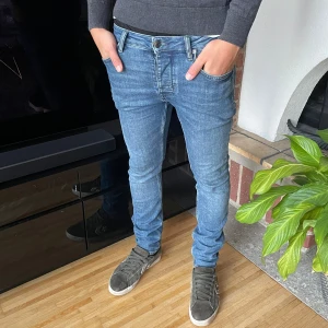 Neuw jeans - Säljer ett par Neuw Jeans, modell: Iggy Skinny, dvs slim/skinny, på modellen sitter dom ganska tight - Han är 180cm & väger 72kg | Skick: 8/10, inte använda mycket alls och inga defekter | Köpa från Volt, för 1400kr, vårat är 275kr | Hojta till vid intresse :)