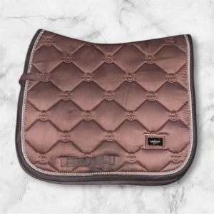 Rosa equestrian stockholm schabrak  -  Ett fint rosa schabrak i allround Storlek cob