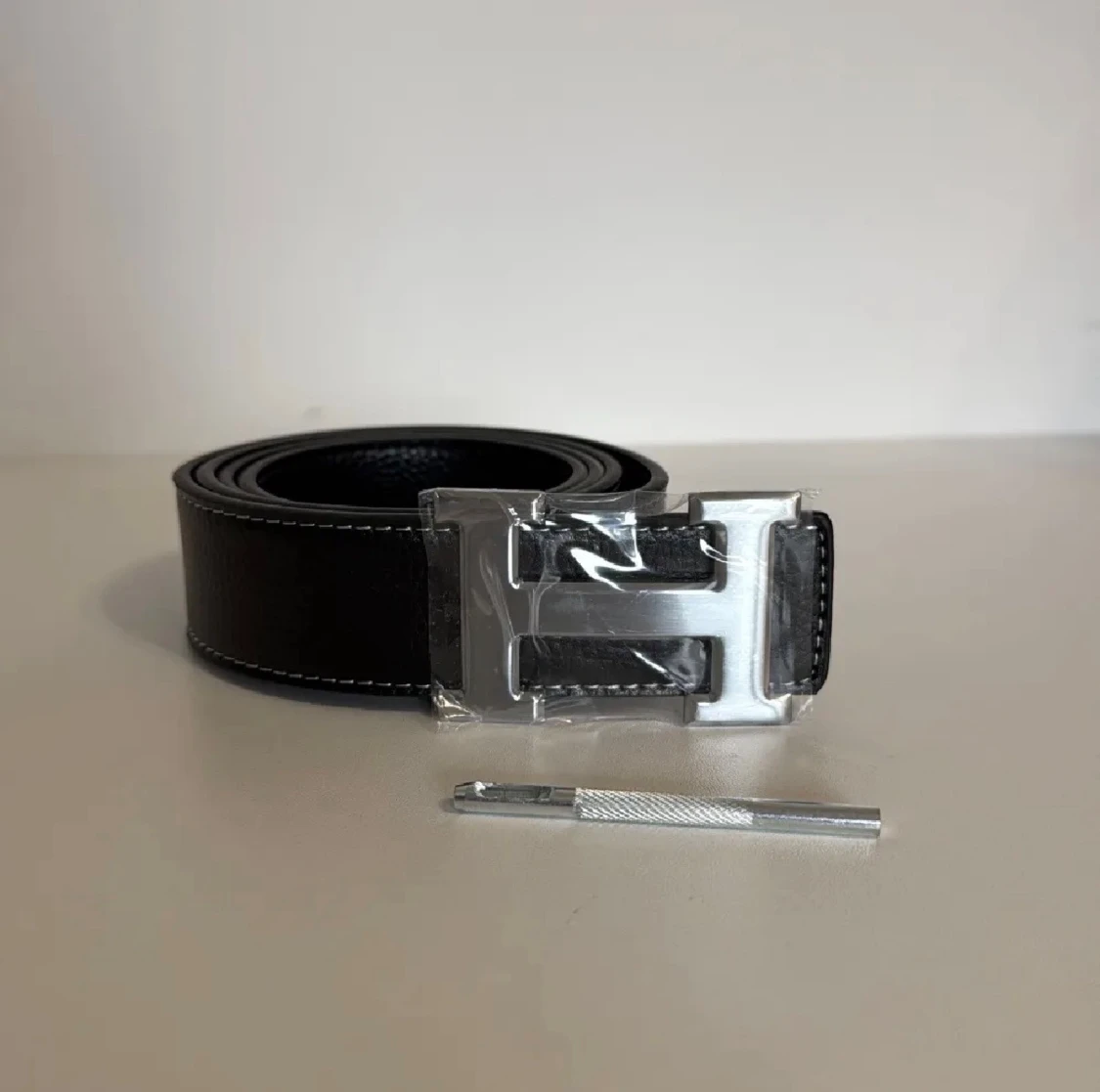 Svart skärp med H-spänne
