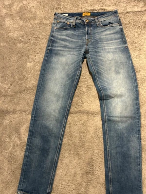 Jeans - Ett par snygga jeans från jack & jones. Det är bra skick och knappt använda. Pris kan diskuteras vid köp!