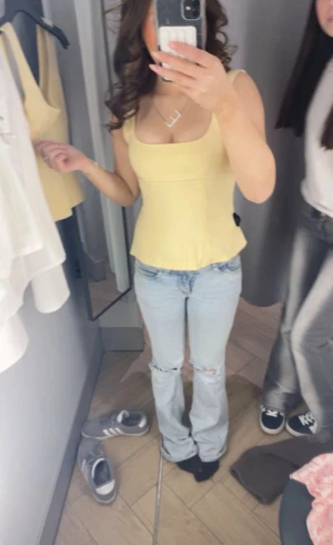 Gul korsett-topp från h&m💕 - Snygg ljusgul korsett-topp från hm med breda axelband och figurnära passform. 