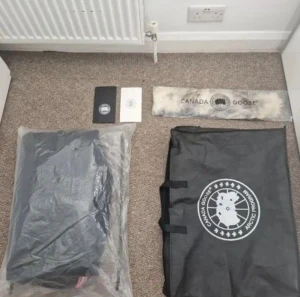 Svart dunjacka från Canada Goose - Säljer en svart dunjacka från Canada Goose med avtagbar äkta pälskrage. Jackan har huva, långa ärmar och klassisk logga på ärmen. Medföljer originalpåse, pälskrage och certifikat. Perfekt för kalla vinterdagar och riktigt snygg streetstil.