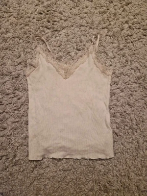 Vitt linne med spets  - Vitt linne med spets kant, använd fåtal gånger Storlek S 