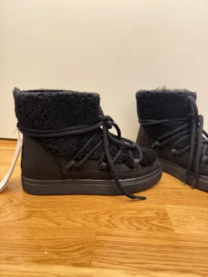 Svarta inuikii skor - Helt nya inuikii skor, säljer för dom tyvärr var för små🩷 skriv om du har frågor 🩷