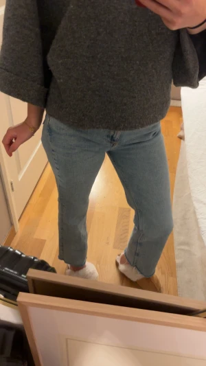 Ljusblå jeans med rå kant - Säljer ett par ljusblå jeans med rak passform och croppad längd. Jeansen har en snygg rå kant med fransar längst ner på benen 