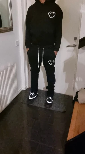 Carisko tracksuit - Säljer min Carisko tracksuit då den är för liten för mig den är aldrig använd och en perfekt julklapp. Hör av er vid frågor😁