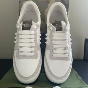 Valentino Garavani Rockrunner sneakers - Snygga Valentino Garavani Rockrunners som är endast använda ett par gånger, allt originellt finns och skickas med. Perfekt nu till slutet av sommarn eller till skolstarten! Bara att höra av sig vid frågor eller om flera bilder önskas!