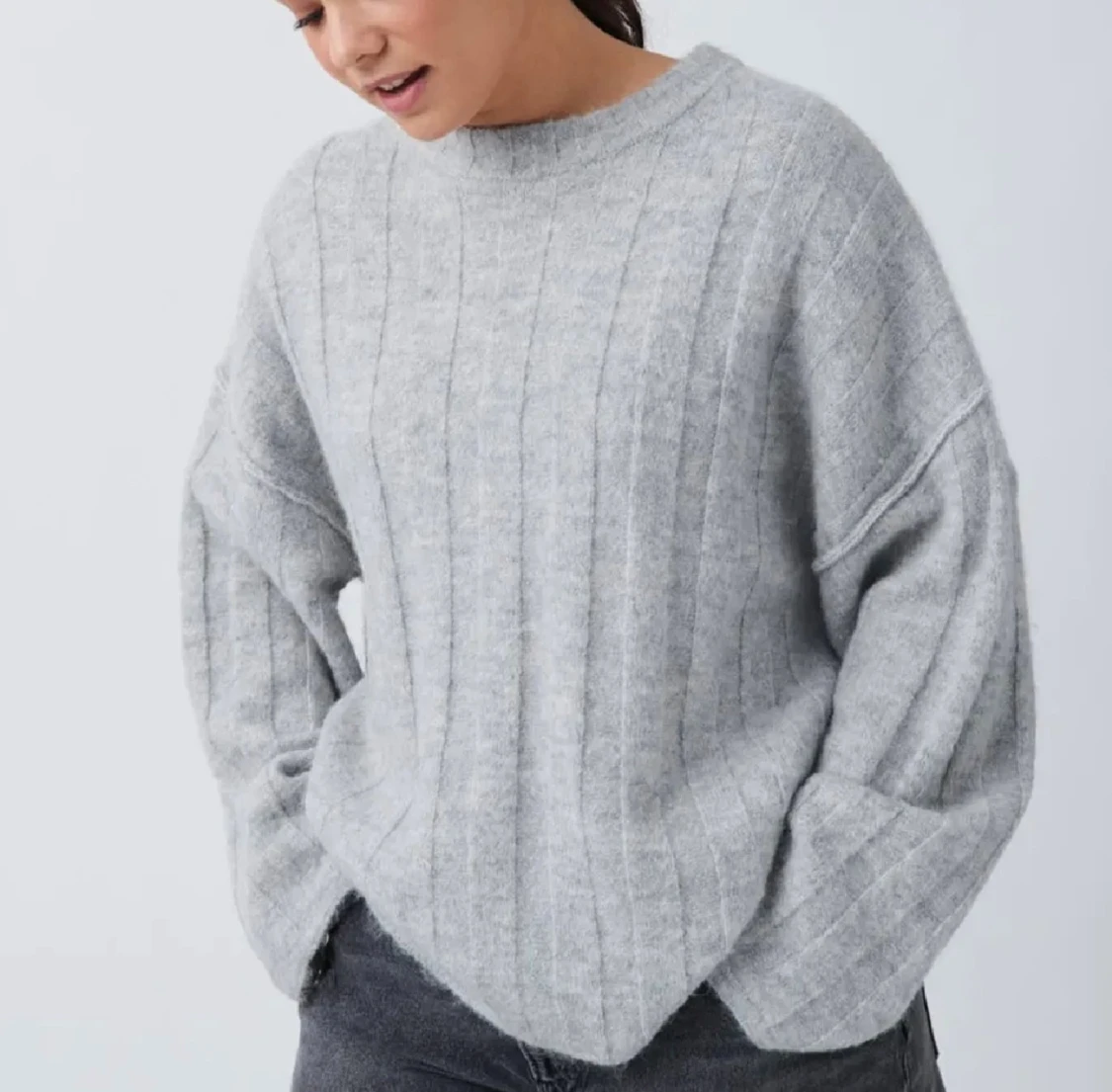 Grå stickad tröja från Gina Tricot