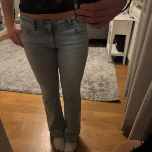 Ljusblå bootcut jeans från 157 - Snygga ljusblå jeans från lager med bootcut och låg midja. Jeansen har en lite blekt tvätt och är tillverkade i mjukt denimtyg som sitter skönt. Skriv gärna vid intresse💕