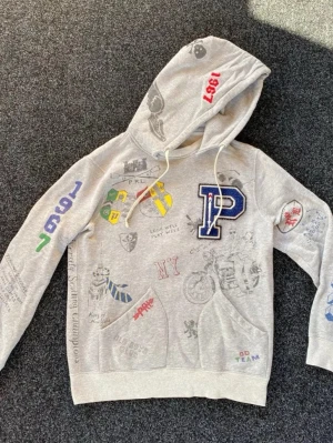 Ralph lauren ”Oxford Hoodie” - Säljer nu denna hyfsat svårhittade Ralph lauren hoodien i modellen ”Oxford Club” denna modell säljs ej längre! Storleken är S skick 10/10