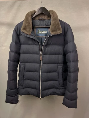 Herno jacka - Nu är den fetaste vinterjackan äntligen till salu! Detta är en av de sällsyntaste herno jackorna! Den är i size 52 och passar dig som har M! Modellen är 179 och den är lite stor! Jackan är i toppskick, inga defekter! Hör av dig vid minsta fundering 🤩