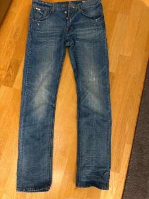 blå jeans 32/32 - Tja, säljer ett par blåa jeans i fet färg. Vet inte riktigt märket men sitter slim. Perfekt passform för dig som gillar en tidlös look. Skriv vid funderingar eller frågor. 