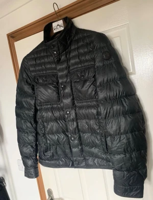 Svart Moncler dunjacka herr - Moncler jacka, relativt fint skick men har ett litet hål på bröstet, knappast märkbart😁.  Storlek 2 vilket motsvarar typ S-M… Skicka dm om ni är intresserade 