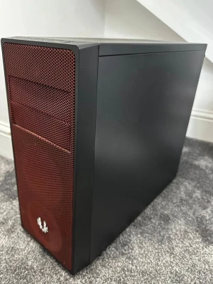 BitFenix dator med Intel & Gigabyte komponenter - Stationär dator i BitFenix-chassi med röd meshfront. Utrustad med Intel-processor, Gigabyte-moderkort och grafikkort, samt SilverStone 400W nätaggregat. Flera USB-portar, HDMI, DP och ljudutgångar. Gott skick, mindre tecken på normalt bruk.