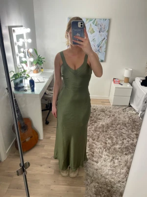 Grön långklänning från Billy J - En jätte fin balklänning som tyvärr inte kom till användning, därav helt oanvänd! Skulle säga att klänning är i storlek s☺️
