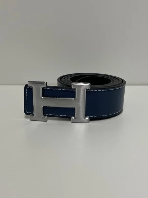 H Bälte Navy - Säljer en helt nytt bälte aldrig använd. Storlek 110. Snabb frakt, postas inom 24h efter köp. Skriv gärna om du har fler frågor. Kan även hämtas i Stockholm. (Vändbart går att användas åt båda sidorna)