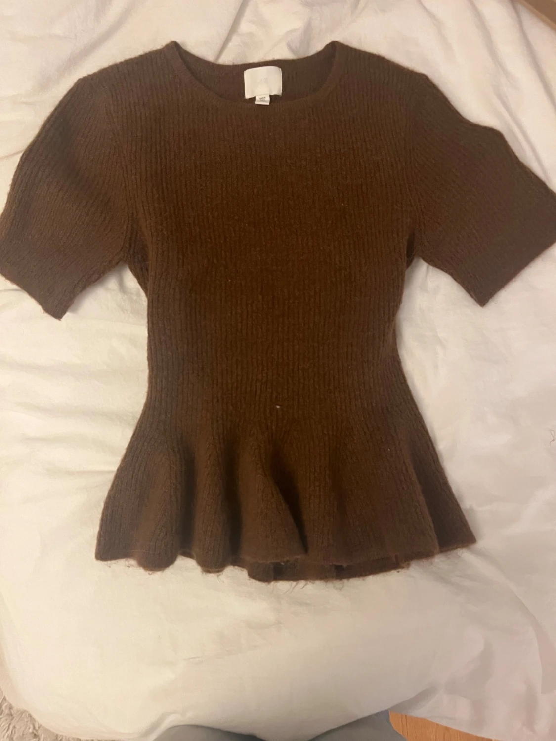 Brun stickad topp med volang från H&M - 1