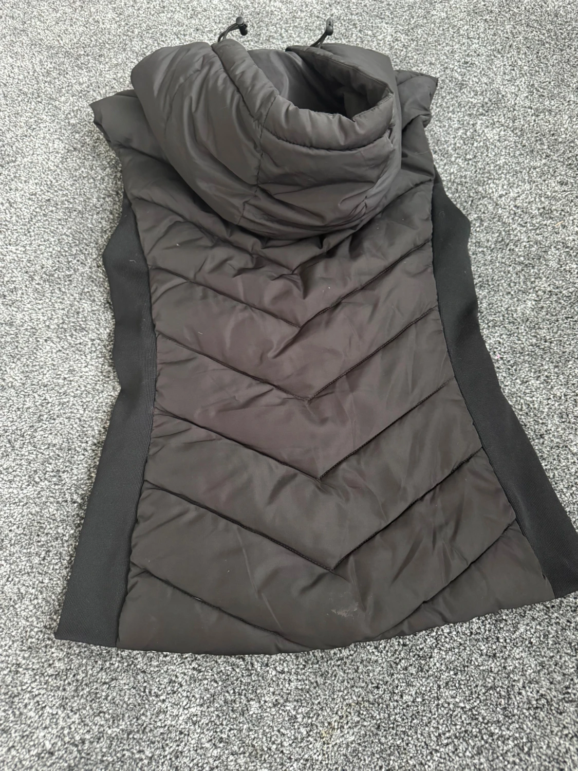 Svart quiltad dunväst med huva - 1