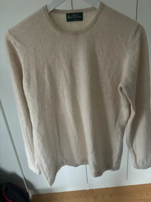 Alan Paine tröja  - Superfin trendig och eftertraktade finstickad Beige Alan Paine tröja i storlek 50 (M). Sjukt snygg på och toppskick! 