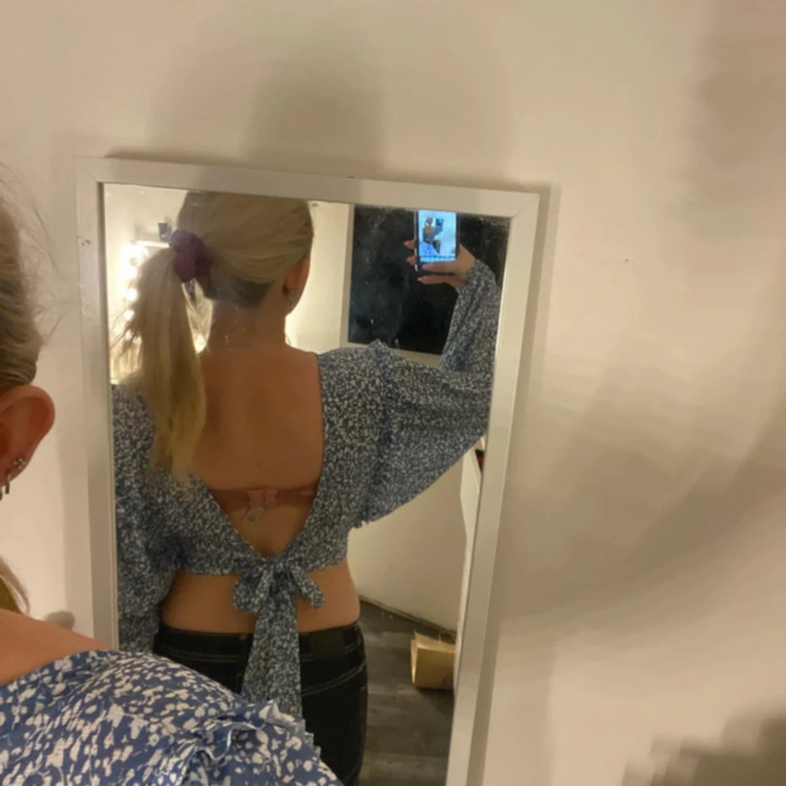 Blå blommig croppad blus med knyt - 1