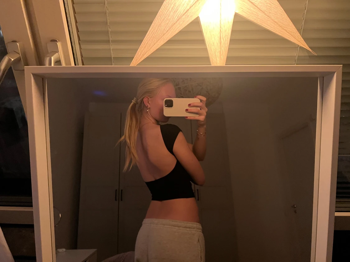 Svart topp med öppen rygg  - 1